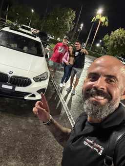 Cliente satisfeito com a compra do carro nos EUA, ao lado do David